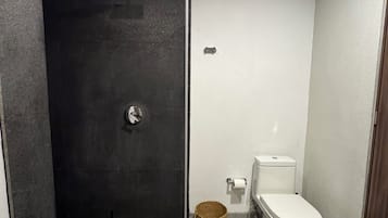 Departamento Deluxe, vista a la ciudad | Baño | Regadera, secadora de cabello, batas, toallas