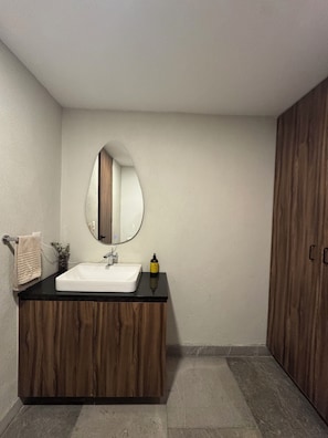 Deluxe Apartment, City View | Bathroom | Shower, hair dryer, bathrobes, towels - Alba by Pardela (Guadalajara)