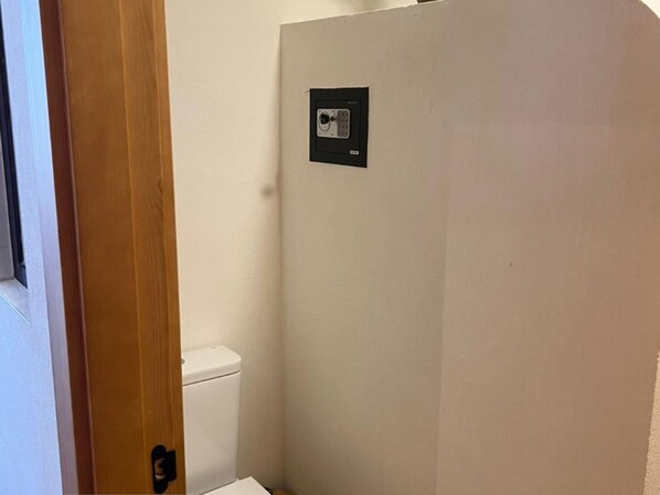 A small, compact bathroom with a white toilet and a wall-mounted camera. - Campi a Villa Alicia (Porcuna)