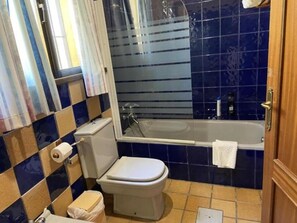 A bathroom with a toilet, sink, and bathtub. - Casa Rural del Jardin (Priego de Córdoba)