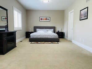 4 makuuhuonetta, työpöytä, silitysrauta/-lauta, ilmainen Wi-Fi