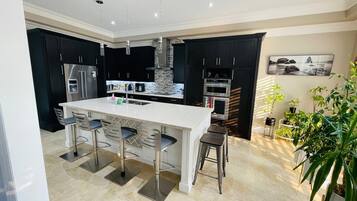 Mikrobølgeovn, ovn, kogeplade, opvaskemaskine