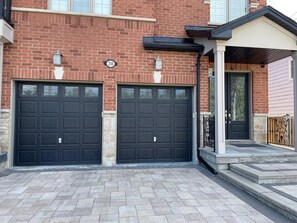 Exterior detail - 4 Bedroom Spacious Enclave near Lake Wilcox (Richmond Hill)