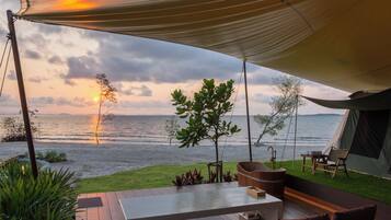 Glamping Suite with Bathtub | Terrace/patio