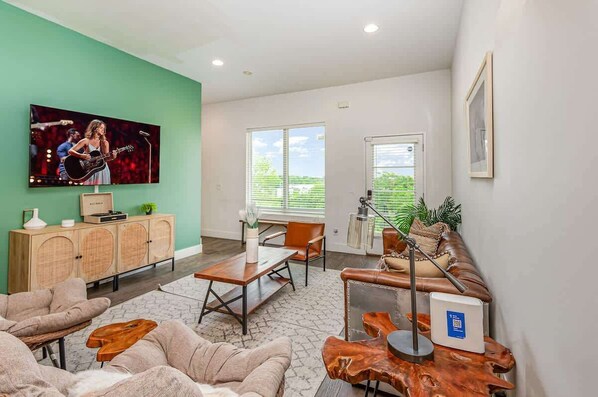 Smart TV, fireplace