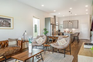 Smart TV, fireplace, ping pong, books