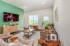 Smart TV, fireplace, ping pong, books