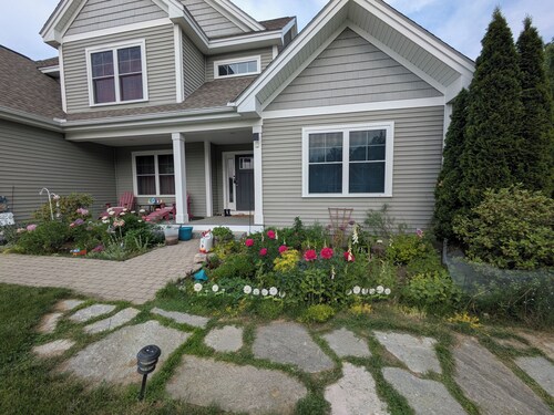 Spacious and peaceful garden apartment in quiet Nashua neighborhood with WiFi