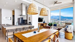 Àtic de luxe, 4 dormitoris, s'admeten animals de companyia, vistes a l'oceà | Sala d'estar | Televisor intel·ligent de 49 polzades amb canals per cable 