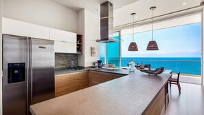 Penthouse Luxe, 4 chambres, animaux de compagnie acceptés, vue océan | Cuisine privée | Cafetière/bouilloire, bouilloire électrique