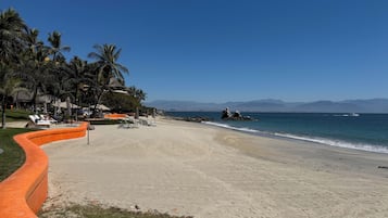 Playa privada, playa de arena blanca y camas de playa gratuitas