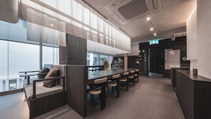 Een moderne keuken met een bar, grote ramen en een kerstboom.