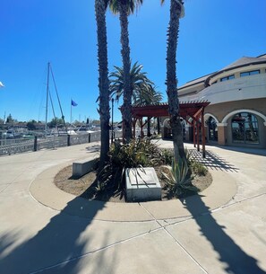 Property grounds - Charming 3-bedroom Waterfront Oasis with WiFi, AC in superb Pittsburg California (Pittsburg)