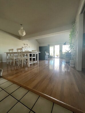 Dining - Charming 3-bedroom Waterfront Oasis with WiFi, AC in superb Pittsburg California (Pittsburg)