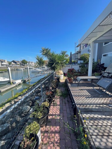 Charming 3-bedroom Waterfront Oasis with WiFi, AC in superb Pittsburg California