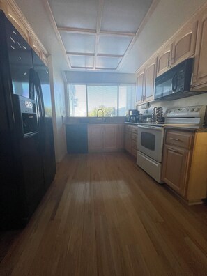 Fridge, microwave, oven, stovetop - Charming 3-bedroom Waterfront Oasis with WiFi, AC in superb Pittsburg California (Pittsburg)