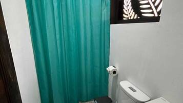 Studio Basic, Bebas Asap Rokok | Kamar mandi | Shower, handuk, sabun, dan sampo