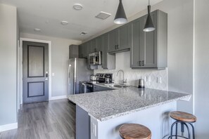 Fridge, microwave, oven, stovetop - Blueground | Austin, pool, nr Walnut Creek (Austin)