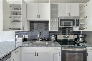 Geladeira, micro-ondas, fogão, cooktop