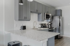 Køleskab, mikrobølgeovn, ovn, kogeplade