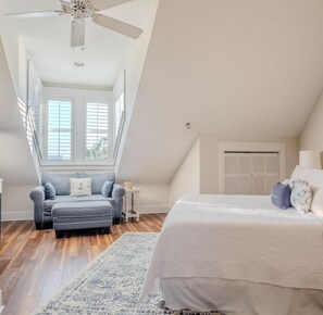 1 habitación, caja de seguridad en la habitación y escritorio 