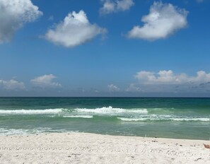 Playa en los alrededores, camastros y toallas de playa 