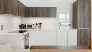 Coffee/tea maker, fridge, microwave, oven - GuestReady - Modern 1BR by Battersea Park (London)