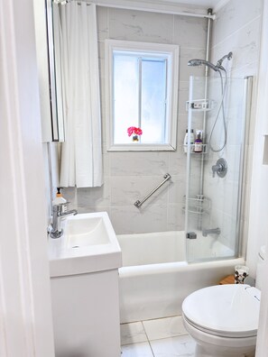 ヘアドライヤー、タオル、石鹸、トイレットペーパー