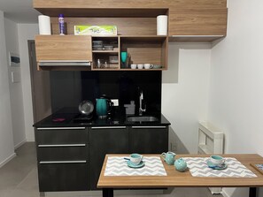 Réfrigérateur, micro-ondes, plaque de cuisson, lave-vaisselle