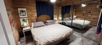 Family Heirloom stylish retreat and lakefront fun close to Ottawa. Pet-friendly!