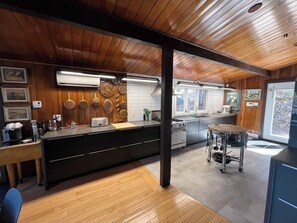 Mikrovågsugn, ugn, spishäll och diskmaskin