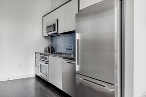 Réfrigérateur, micro-ondes, four, plaque de cuisson