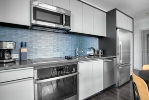 Réfrigérateur, micro-ondes, four, plaque de cuisson