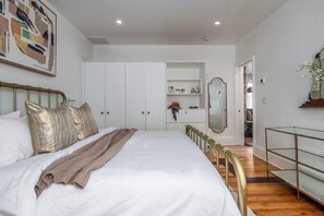 2 bedrooms, iron/ironing board, WiFi, bed sheets - Spacious, Sleek, and Luxurious two-bedroom in Historic Westside of Providence (Providence)
