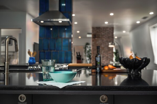 Een microgolfoven, een oven, een kookplaat, een vaatwasser