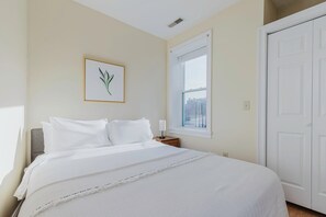3 bedrooms, iron/ironing board, WiFi, bed sheets