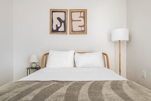 Iron/ironing board, WiFi, bed sheets - Blueground | Revere, pool, nr Revere Beach (Revere)