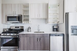 Fridge, microwave, oven, stovetop - Blueground | Jeffries Point, balcony, nr Harborwalk (Boston)