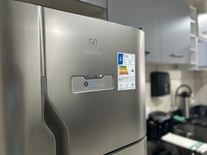 A stainless steel refrigerator with a FrostFree label, an energy efficiency label, and a temperature control panel. - Apartamento No Costa e Silva (Joinville)