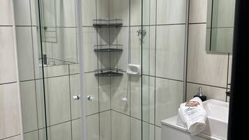 Family Apartment, City View | Bathroom