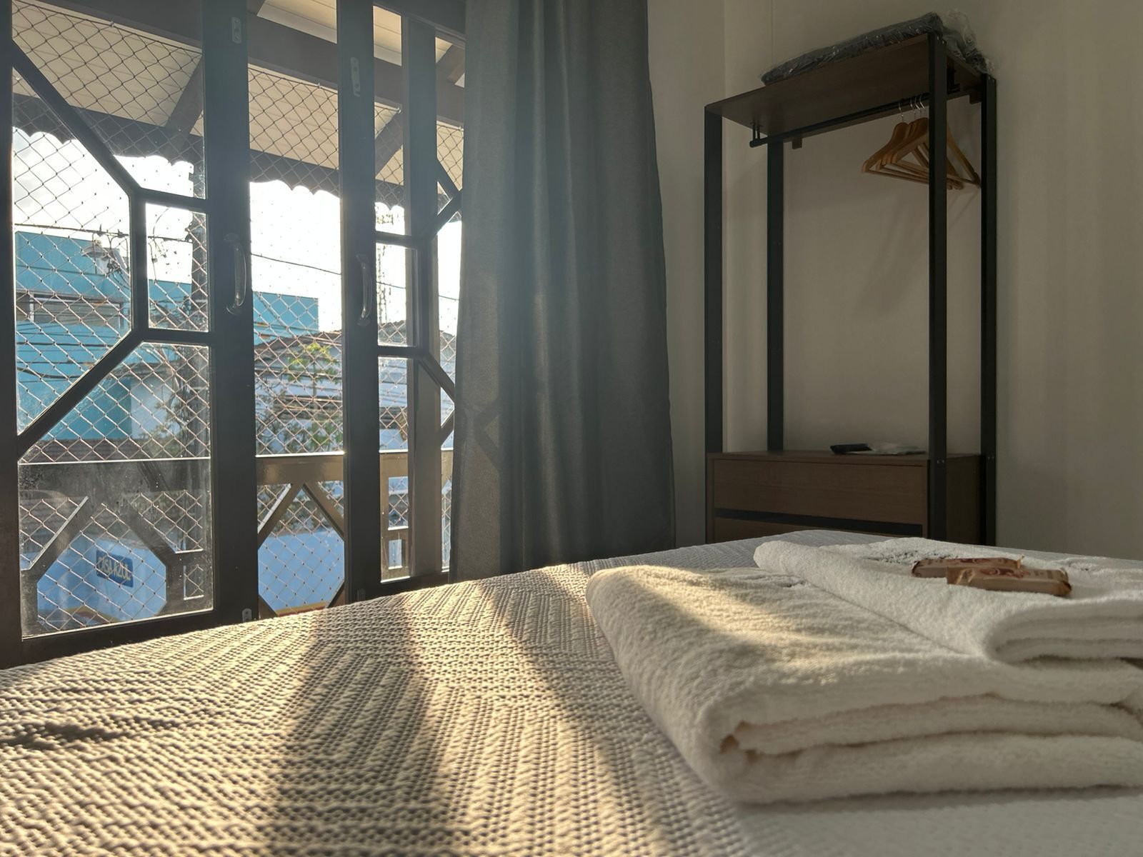 Apartamento família, vista para a cidade | Opções para refeição no quarto