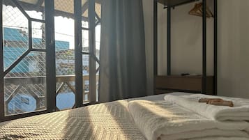 Apartamento família, vista para a cidade | Opções para refeição no quarto