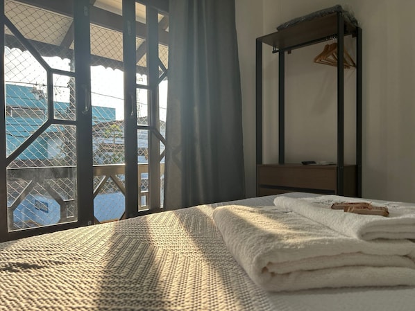 Familienapartment, Stadtblick | Essbereich im Zimmer