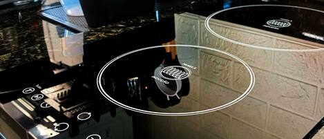 Kühlschrank, Mikrowelle, Herdplatte, Wasserkocher mit Kaffee-/Teezubehör