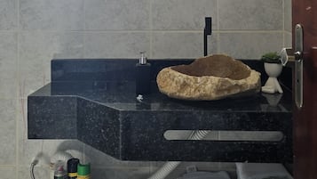 Serviettes fournies, savon, papier toilette