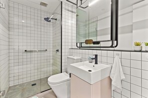 吹风机、毛巾、肥皂、洗发水