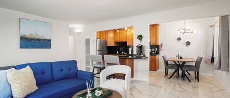 Familieleilighet, 2 soverom, terrasse | Oppholdsområde | En 55-tommers LED-TV med digitale kanaler