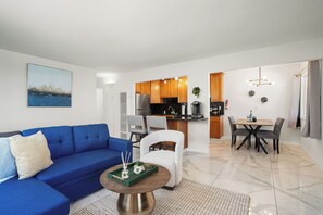 Apartament familiar, 2 dormitoris, pati | Sala d'estar | Televisor LED de 55 polzades amb canals digitals