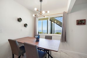 Family Apartment, 2 Bedrooms, Patio | Dining room - Charming 2BR Ocean Getaway in Pacifica (Pacifica)