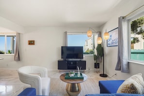 Apartament familiar, 2 dormitoris, pati | Sala d'estar | Televisor LED de 55 polzades amb canals digitals